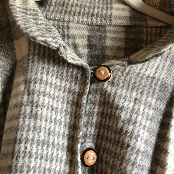 Amazing gray & cream colored poncho/cape - OSFM - Picture 3 of 3